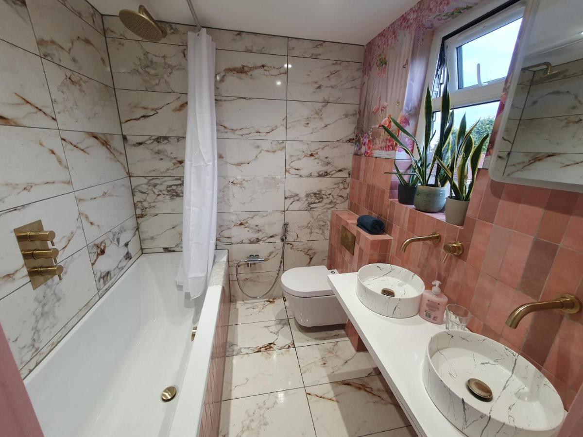 Beautiful Guest Rooms, Free Parking, 30Min Heathrow, 40Min Wembley, 60Min Central London Greenford  Exteriör bild
